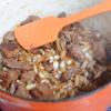 Hành tây cắt hạt lựu cho vào nồi. Cà rốt cắt thành các dải nhỏ cho vào nồi thịt. Nêm 1 muỗng cà phê muối và 1/2 muỗng cà phê tiêu, 3 lá nguyệt quế vào thịt.
