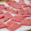Tiếp theo, rắc muối, tiêu lên bề mặt thịt bò. Nhúng thịt bò qua chén bột bắp để thịt được phủ đều lớp bột.