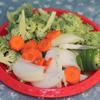 Hành tây, bông cải xanh, cà rốt cạo vỏ, rửa sạch. Bông cải xanh tước bỏ bớt phần xơ cứng, cắt khúc ngắn. Cà rốt cắt khoanh tròn, hành tây bổ múi cau.