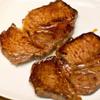Gắp thịt ra đĩa và để như vậy trong vòng 10 – 15 phút. Cắt thịt bò thành các miếng vừa ăn.