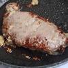 Đun nóng 3 muỗng canh dầu ăn rồi thả thịt bò vào áp chảo khoảng 5 phút mỗi mặt cho đến khi thịt chín vàng đều 2 mặt. 