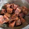 Thịt bò rửa sạch, cắt khối vuông nhỏ rồi ướp với hỗn hợp tiêu trong khoảng 15 phút.