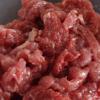 Cắt lát mỏng thịt bò, cho vào chén thịt bò muối, dầu hào, tiêu, đường trộn đều ướp khoảng 15 phút.