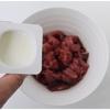 Thịt bò rửa sạch, cắt nhỏ khoảng 1cm. Ướp thịt bò với sữa chua, nước tương, 1 muỗng canh dầu ăn khoảng 10 phút.