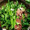 Cho thịt bò lên dĩa rau hoặc cho rau vào trộn đều cùng thịt bò, cho thêm vào lá cần tây cho thơm.