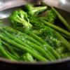 Nấu một nồi nước sôi sau đó cho măng tây và bông cải xanh vào trụng qua cho rau được xanh. Vớt ra để ráo nước.