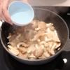Phi thơm tỏi, gừng cùng chút dầu ăn. Cho nấm vào xào cùng khoảng 2 phút cho mềm. Sau đó cho nước dùng gà vào và đun sôi.