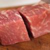 Chuẩn bị các nguyên liệu cần thiết cho món ăn. Thịt bò rửa sạch, thái miếng dày khoảng 2 - 3cm.