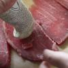 Thịt bò rửa sạch, dùng cán dao đập cho miếng thịt được tơi ra. Cho thịt bò vào tủ lạnh khoảng 5-8 phút để miếng thịt bò se lại.