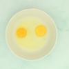 Đánh tan 2 quả trứng rồi rây lại cho mịn trứng vào tô