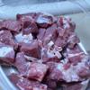 Thịt cừu rửa sạch, để ráo và cắt thành miếng vuông kích cỡ 2,5 cm. Ướp thịt với 2 muỗng nước tương, 4 muỗng sốt teriyaki, 1 muỗng rượu vang đỏ và 1 muỗng gia vị (seasoning steak).
