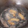 Làm nóng dầu ăn trong chảo, cho miếng gà vào, chiên vàng giòn. Thỉnh thoảng lật đều để thịt gà không bị cháy.