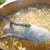 Cho dầu ăn vào chảo, chờ dầu nóng thì cho thịt gà vào chiên vàng đều. Vớt ra để ráo dầu.