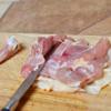 Thịt đùi gà lọc bỏ xương (nhưng giữ lại phần da gà).