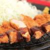 Rưới lên một lớp sốt tonkatsu cho món thịt gà rán thêm ngon nhé!