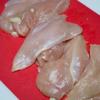 Thịt gà mua về rửa sạch, cắt ức gà thành các miếng vừa phải (có thể cắt thành 3 miếng).