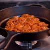Cho dầu ăn vào chảo đun nóng rồi trút gà vào xào cho đến khi gà chín, thịt săn lại rồi cho ra đĩa.