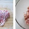 Thịt gà rửa sạch rồi bạn lọc lấy thịt và dùng dao cắt thành những miếng nhỏ hình vuông.