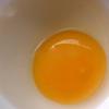 Trứng đập ra chén, đánh tan. Sau đó, nhúng từng miếng thịt heo thăn vào chén trứng.