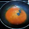 Làm sốt chua ngọt: 1 chén nước nhỏ, 60g tương cà, 13g đường, 4ml giấm, ít muối, đun sôi. Hòa tan ít bột bắp với nước lọc rồi đổ vào chảo nước sốt chua ngọt, khuấy đều cho sốt đặt sệt.
