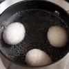 Trứng rửa sạch, cho vào nồi luộc chín. Lấy ra ngâm nước bóc vỏ.