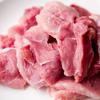 Thịt heo rửa sạch, cắt thành miếng khoảng 1cm, dùng sống dao băm nhẹ cho miếng thịt được mềm hơn.