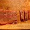 Thịt heo thăn rửa sạch, dùng sóng dao dần lên miếng thịt cho hơi mỏng để dễ ngấm gia vị hơn. Cắt nhỏ thịt thành que, ướp với 1/2 muỗng canh nước tương và ít tiêu.