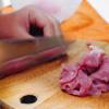 Rửa sạch thịt heo, cắt lát mỏng vừa ăn.