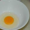Trứng gà đập ra chén, cho 1/2 muỗng canh nước mắm, 1/4 muỗng cà phê bột ngọt, đánh tan.