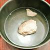 Thịt heo chọn thịt nạc mông ít mỡ mua về đem rửa sạch sau đó đem luộc thịt với 1/2 muỗng cà phê muối, đun cho tới khi miếng thịt chín thì vớt ra để cho nguội.
