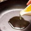 Đặt chảo lên bếp, cho 2 muỗng canh dầu olive vào chảo, để ngọn lửa ở mức vừa không to không nhỏ. Cho hành tây băm vào xào cho đến khi hành tây chín mềm.
