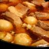 Khi nồi thịt kho tàu sôi lên, đổ nước dừa tươi vào nồi. Tiếp đến cho trứng vịt luộc đã cắt vào, thêm ớt trái. Đun nhỏ lửa.