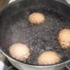 Chuẩn bị làm thịt kho tàu: Rửa sạch thịt nạc vai, cắt miếng to. Trứng gà cho vào nồi nước, luộc hơi chín, bóc sạch vỏ.