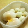 Trứng vịt, trứng cút cho vào nồi nước, luộc chín. Sau đó, vớt trứng ra, bóc sạch vỏ. Bông thiên lý rửa sạch, để ráo.
