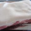 Thịt heo dùng dao cạo phần bẩn trên da. Sau đó rửa sạch, thái miếng hơi dày và to bản.