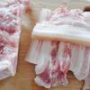 Thịt heo dùng dao cạo phần bẩn trên da. Sau đó rửa sạch, thái miếng hơi dày và to bản.