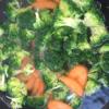 Đun sôi nồi nước với chút muối, cho bông cải xanh cà rốt vào chần khoảng 2-3 phút rồi vớt ra để riêng. Không nên luộc rau củ quá lâu vì dễ làm mất chất của món gà xào bông cải xanh nhé.