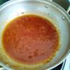 Nước sốt cà chua: dầu nóng cho hộp cà chua vào xào, thêm một bát con nước lọc, nêm nếm lại gia vị và 1/2 muỗng bột bắp hoà chung với nước lọc đổ vào nước sốt để tạo độ sánh. Cho toàn bộ phần xíu mại đã chín vào nước sốt và nấu thêm 5 phút tắt bếp.