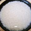Gạo nếp ngâm nước khoảng 8 tiếng cho mềm rồi vo sạch, để ráo.