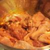 Làm nóng một ít dầu ăn ở trong nồi, cho thịt vịt đã ướp vào, xào qua khoảng 15 phút cho thịt vịt săn lại.