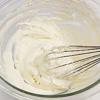 Cho kem phô mai vào chén cùng 20g đường, 1/2 muỗng canh nước cốt chanh, sữa chua. Dùng cây đánh trứng đánh nhuyễn và bông hỗn hợp này lên.