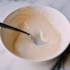 Trong tô nhỏ, trộn đều 60g sốt mayonnaise với 3 muỗng canh sữa đặc, 1 muỗng cà phê muối và 1/4 muỗng cà phê giấm. Cho tôm đã chiên vào trộn cho phủ đều sốt.