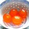 Trứng muối lấy lòng đỏ, hấp chín rồi tán nhuyễn. 