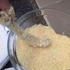Tiếp nhúng tôm qua bột xù, nhúng lại bột mì làm 2 lần cho hết phần tôm là xong, cho dầu ăn nóng chão rồi chiên vàng con tôm.