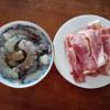 Cắt đầu tôm, bóc vỏ. Ướp tôm với Ryorishu, ít muối và tiêu trong khoảng 10 phút. Cắt thịt xông khói cắt làm 3 theo chiều dài để cuộn tôm. Rửa sạch bắp cải, bào sợi