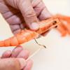 Rửa tôm thật sạch từ đầu đến đuôi. Lấy chỉ lưng bằng tăm xỉa răng.Wash the shrimp quickly, then shuffle the beard and tip of the tail. Remove the back with a toothpick.  It is easy to put a toothpick in the empty gap.