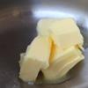 Cho 75gr bơ vào nồi, nấu cho tan chảy.