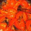 Phi thơm tỏi băm với 2 muỗng canh dầu ăn trong chảo, cho cà chua vào, xào khoảng 5 phút.