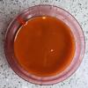Làm sốt chua ngọt cho tôm: 10g đường, 20ml giấm, 10ml nước tương, 20g sốt cà chua, 3g bột bắp, 50ml nước, khuấy cho quyện đều và tan gia vị.
