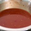 Trộn đều sốt cà chua, tương ớt, rượu trắng, 100ml nước, đường và 1/4 muỗng cà phê muối lại với nhau.